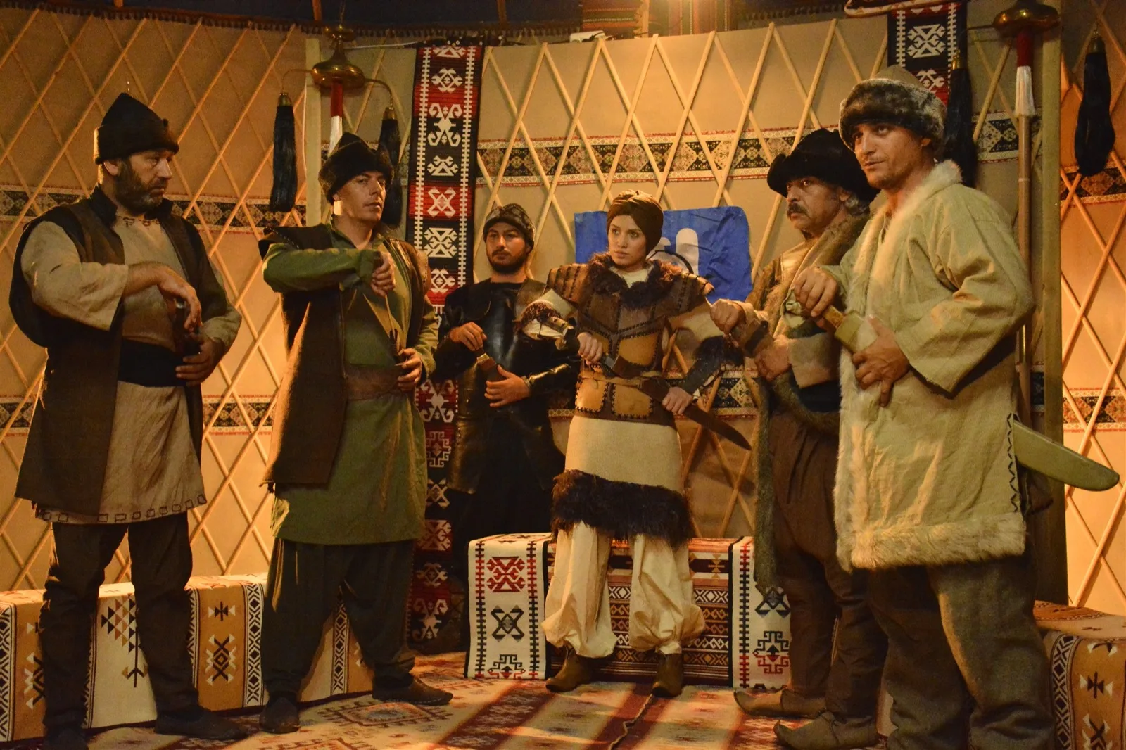 otağda kılıç kuşanmış hatun ve beyler