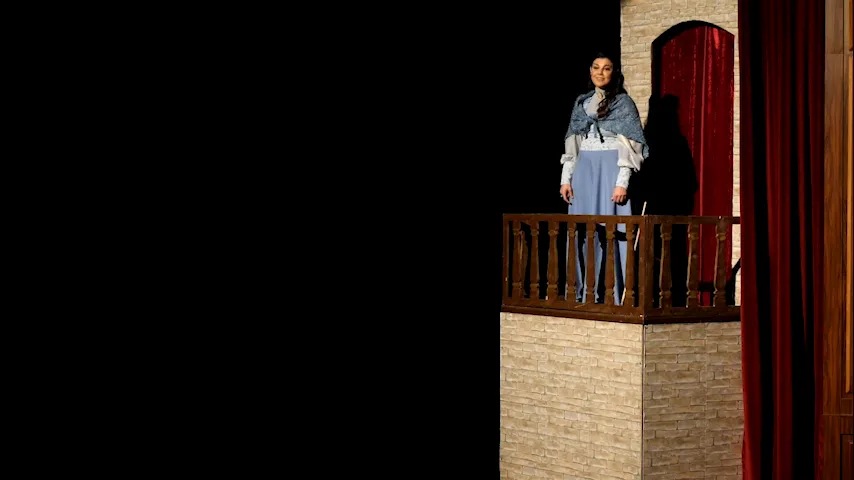 balkon sahnesi, sahne ışığında oyuncu